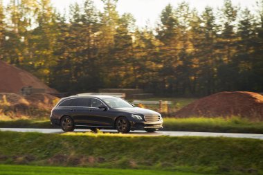 Otobanda modern bir steyşın araba. Pratik ve zarif bir araba. Evrensel bir araba yolda. C ve D sütunu ve büyük bagajlı Combi araba..