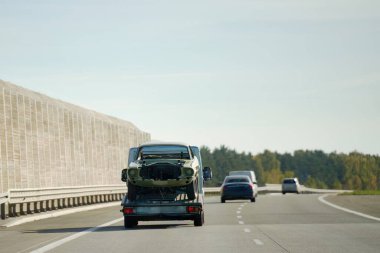 Bir otoyol kazasından sonra onarılması gereken bir Retro Car. Bir Çekici Araç Servisi Vintage Araç Projesi için Acil Yardım ve Kurtarma