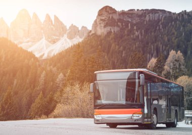 Modern yolcu otobüsü dış görünüşü. Otobüs İtalyan dolomitlerinin güzel dağlık yerine park etti..