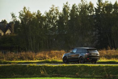 Akşam otobanında beş kapılı lüks araba hız yapıyor.