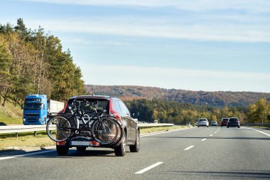 Tatil için bisikletleri arabayla naklediyorum. Otobanı ve arka rafı olan bir taşıt..