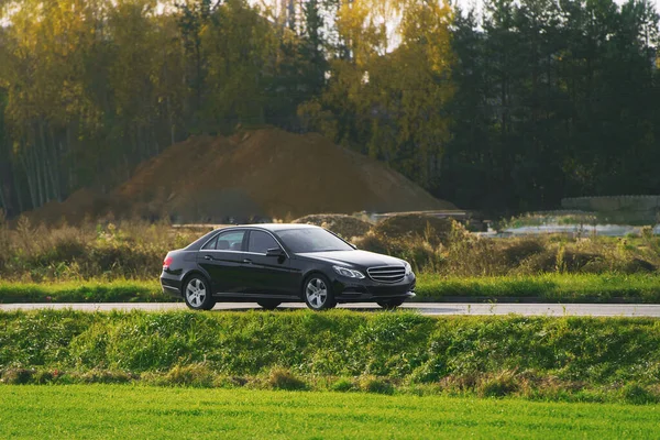 Akşam otobanında hız yapan beş kapılı lüks araba. Entellektüel pahalı bir araba. Premium ve Zarif lüks araba akşam yolunda