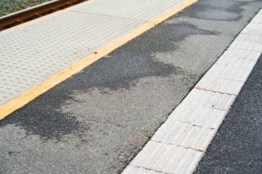 Tren istasyonundaki kör insanlar için bir yayayolu alanı. Seyrüsefer ve Erişilebilirlik İçin Sarı Dokunsal Yer ve İşaretler.