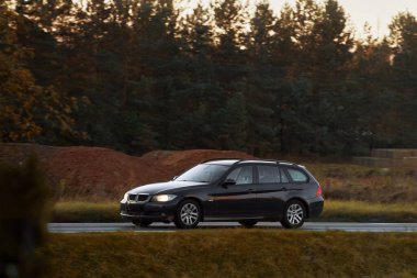 Otobanda modern bir steyşın araba. Pratik ve zarif bir araba. Evrensel bir araba yolda. C ve D sütunu ve büyük bagajlı Combi araba..