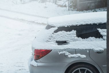 Kış Caddesi 'nde Snow ve Ice Park' la kaplı bir Touring Car. Bir Kış Gününde Donmuş ve Karlı Araba Penceresiyle Nasıl Baş Edilmeli