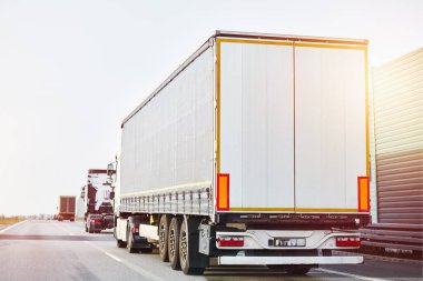Hızlı ve etkili bir teslimat servisi. yolda bir kamyon, kargo ve paketleri ülke genelinde taşıyor..