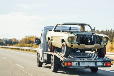 Bir otoyol kazasından sonra onarılması gereken bir Retro Car. Bir Çekici Araç Servisi Vintage Araç Projesi için Acil Yardım ve Kurtarma