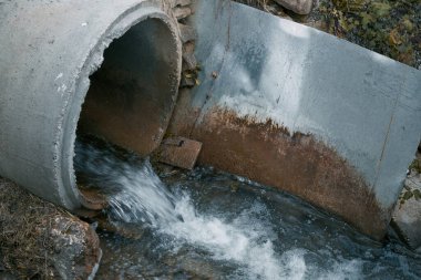 Atık su kanalizasyonu bir borudan nehre akar. Kirlilikle mücadele. Atık su ve nehir ekolojisini yönetiyorum. Kötü koku zehirli su.