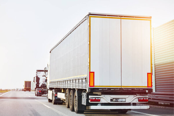 Быстрая и эффективная служба доставки с грузовиком на дороге, перевозка грузов и посылок по всей стране.