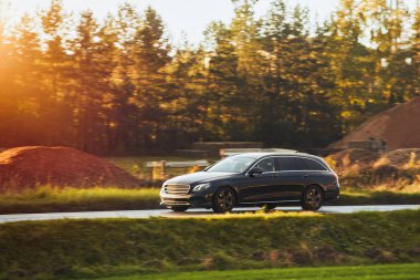 Otoyoldaki yeni ve modern bir Station Wagon Car. Aile ve Spor için Geniş ve Zarif bir Araç. Bir Arabadaki Uygulamayla Tarzın Birleştirilmesi. Güçlü Motorlu Bir Combi Araba.