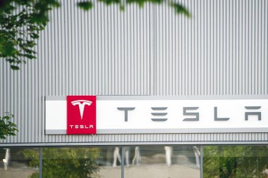 Avrupa, Norveç 09.22.2023 Tesla logosu. İskandinavya 'da elektrikli araç dağıtımı