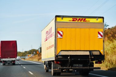 24.10.2023 Polonya, Avrupa. DHL Teslimat. Sevkiyat ve paket teslimatı. Sarı DHL kamyonu iş başında.