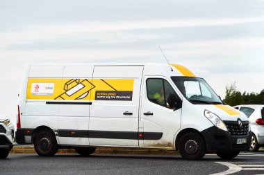 24.10.2023 Polonya, Avrupa. Teslimat minibüsü. Posta kurye servisi