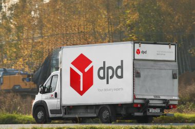 24.11.2023 Polonya, Avrupa. DPD teslimatı yolda. Paket Teslimat Servisi 'nde bir Küresel Lider. DPD Teslimatı Polonya ve Avrupa 'da faaliyet gösteriyor. DPD, Avrupa 'da DPDgroup veya Geopost olarak da bilinir.