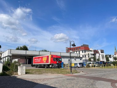 24.09.2023 Gdansk, Polonya, Avrupa. Market ağı Biedronka 'nın arka bahçesindeki Biedronka kamyonu. Ürünlerin yerel Biedronka mağazalarına teslimatı
