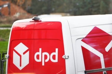 24.11.2023 Polonya, Avrupa. DPD Teslimatı banliyöye bir paket getirdi. Sevkiyat ve paket teslimatı. Minibüste DPD logosu var..