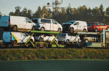 Yol yardımı yolda arızalı bir arabayı naklediyor. Geri çekilme kamyonu. Bir çekici arızalı bir aracı teslim ediyor. Yol yardımı sürücünün başı dertte..