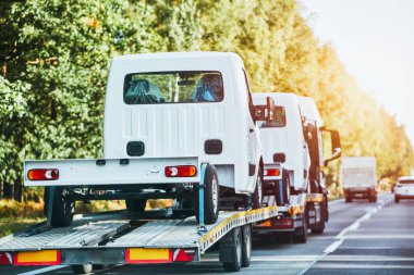 Bir çekici kötü havada otoyolda bozuk bir araba taşır. Yol yardımı, başı dertte olan bir sürücüye yardım eder. Geri çekilme kamyonu.