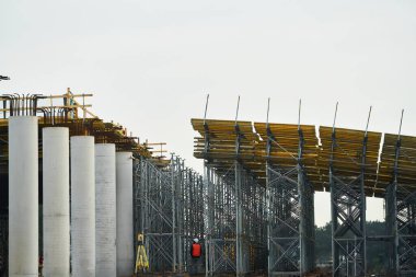 Beton ve çelik yapıları olan büyük ölçekli bir otoyol köprüsü projesi. Beton kolonlar ve çelik kirişlerle modern bir üstgeçit inşa etmek. Altyapı geliştirme kavramı