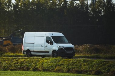 Teslimat güzergahında. Yoldaki ticari minibüs kapanışı. Lojistik marka. Ticari minibüs yolda. Son varış yeri nakliye kamyonu modeli.