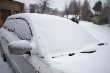 Kış Fırtınası 'nda kar taneleriyle kaplı donmuş bir araba ön camı. Kış kırsalında buzlu ve kar taneli bir arabanın ön camının yakın çekimi.