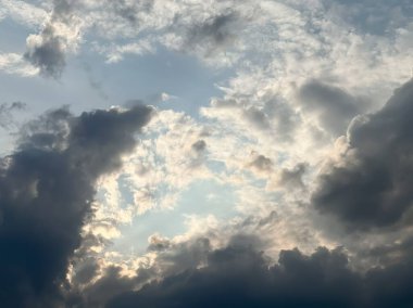 Yazın gökyüzünde, yumuşak ve yumuşak bulutlar ve hafif bir esintiyle güzel bir mavi ve beyaz gradyan..