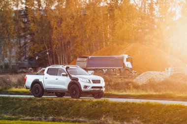 Dağ yolundaki 4x4 modern bir kamyonette doğanın güzelliğinin tadını çıkarıyorum. Ekip taksisi yola çıktı..