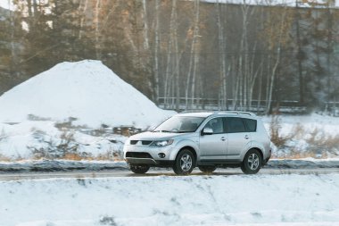 Karlı bir yolda lüks bir SUV sürmek: heyecan verici ve ödüllendirici bir deneyim. Buz ve karda araba kullanmak için ipuçları ve numaralar. Güçlü bir SUV ile karlı bir yol macerası
