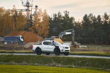 Dağlar ve orman boyunca güzel bir yolda çalışan bir kamyonet. Anayolda şnorkeli olan bir kamyonetin ön tarafındaki manzara ve arka planda görkemli doğa..