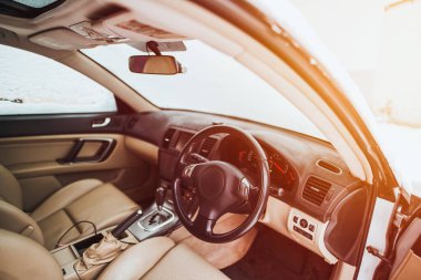 Buz kaplı araba ön camı. Kış boyunca bir arabanın içinde. Kar yağarken arabada kar altında oturmak..