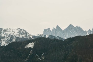 Dolomitlerin tepelerinde güneşin battığı İtalyan Alplerinde bahar mevsimi. Güzel bir günde Alpler 'deki cennet gibi dağ manzarasının panoramik görüntüsü. Varış yeri.