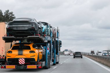 Yol yardımı yolda arızalı bir arabayı naklediyor. Geri çekilme kamyonu. Bir çekici arızalı bir aracı teslim ediyor. Yol yardımı sürücünün başı dertte..