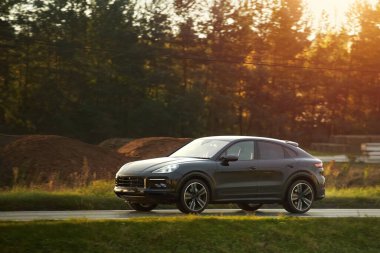 Lüks birinci sınıf spor araba yolda. Pahalı yürütme aracı iş başında.