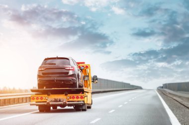 Bir çekicinin yolda bozuk bir arabası var. Çekici kamyon otoyolda bir araba taşıyor. Araba servisi taşıma konsepti. Yol kenarı Kurtarma.