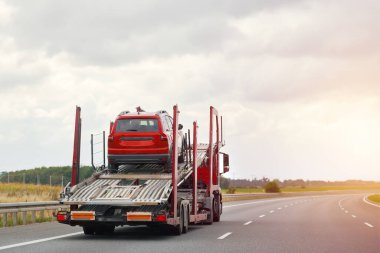 Otobanda yol yardımı. Aracın olduğu kamyonun yan görüntüsü.