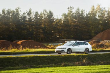 Otobanda modern bir steyşın araba. Pratik ve zarif bir araba. Evrensel bir araba yolda. C ve D sütunu ve büyük bagajlı Combi araba..