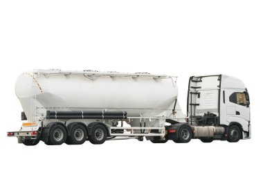 Tehlikeli etiketli propan tankı taşıyan bir tır otoyola çıkıyor. Tankın yüksek sıcaklıkta sıvı tehlikesi ve çeşitli tehlike etiketleri var. Kamyon ADR yönetmeliğine göre tehlikeli malları taşıyor..