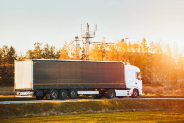Kargo taşıyan yarı karavan kamyonları. Kamyonlar malları kapı kapı dolaşıp karadan getiriyor. Ticaret ticaretini destekleyen küresel sürdürülebilir lojistik endüstrisinin bir parçası.
