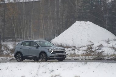 Karlı bir yolda lüks bir SUV sürmek: heyecan verici ve ödüllendirici bir deneyim. Buz ve karda araba kullanmak için ipuçları ve numaralar. Güçlü bir SUV ile karlı bir yol macerası