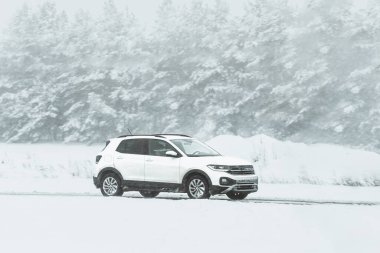 Kış yolundaki araba. Otobanda tehlikeli sürüş koşulları. Kış lastikleri, şasi paslanması ve aşınma konsepti. Kaygan otoyol.