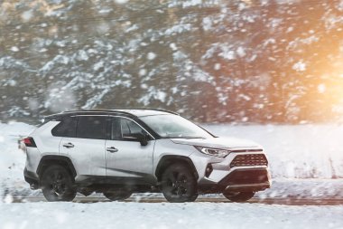 Kış kucaklaşması bu güçlü SUV için engel teşkil etmiyor. Karlı arazide zarafet ve güç ile süzülüyor. İnsanoğlunun doğa üzerindeki fethini gösteriyor. Kışın karlı yolda beyaz kamyonet..