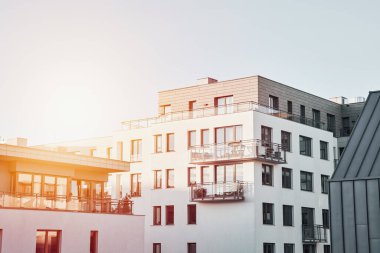 AB Modern Avrupa apartman ve açık hava tesisleri kompleksi. Dairenin dışı. Beyaz bir ev cephesi.