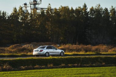 Akşam otobanında hız yapan beş kapılı lüks araba. Entellektüel pahalı bir araba. Premium ve Zarif lüks araba akşam yolunda