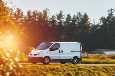 Ticari minibüs banliyö muhallebicilerine kargo teslim ediyor. Taşımacılık, kırsalda mal ve siparişleri paketliyor. Hafif görev kamyonu
