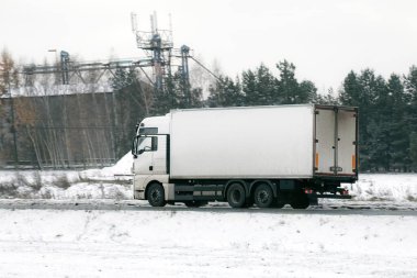 Kargo taşıyan yarı karavan kamyonları. Kamyonlar malları kapı kapı dolaşıp karadan getiriyor. Ticaret ticaretini destekleyen küresel sürdürülebilir lojistik endüstrisinin bir parçası.