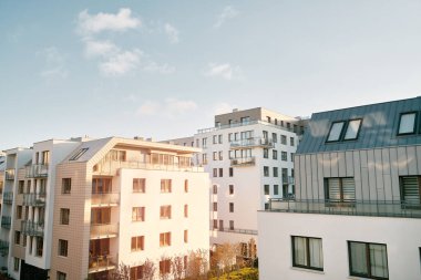 AB Modern Avrupa apartman ve açık hava tesisleri kompleksi. Dairenin dışı. Beyaz bir ev cephesi.
