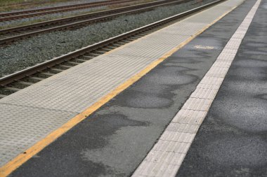 Metro istasyonunda kör insanlara yardım et. Sarı Zemin, İşaretler ve Sembollerin Tasarımı ve Altyapısı. Kör ve Görme Engelli İnsanların Erişilebilirliği.