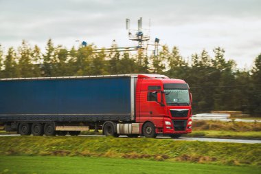 Hızlı ve etkili bir teslimat servisi. yolda bir kamyon, kargo ve paketleri ülke genelinde taşıyor..