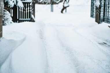 Karlı bir arazide sürgülü bir yol. Bir kar fırtınası sonrası. Ağaçlar ve kayalar beyaz karla kaplı. Kar fırtınası yere ve ağaçlara kalın bir kar tabakası bıraktı..