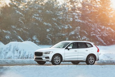 Kış kucaklaşması, karlı arazide zarafet ve güç gösterisi yapan insanın doğayı fethettiği bu güçlü SUV için bir engel teşkil etmiyor. Kışın karlı yolda beyaz kamyonet..